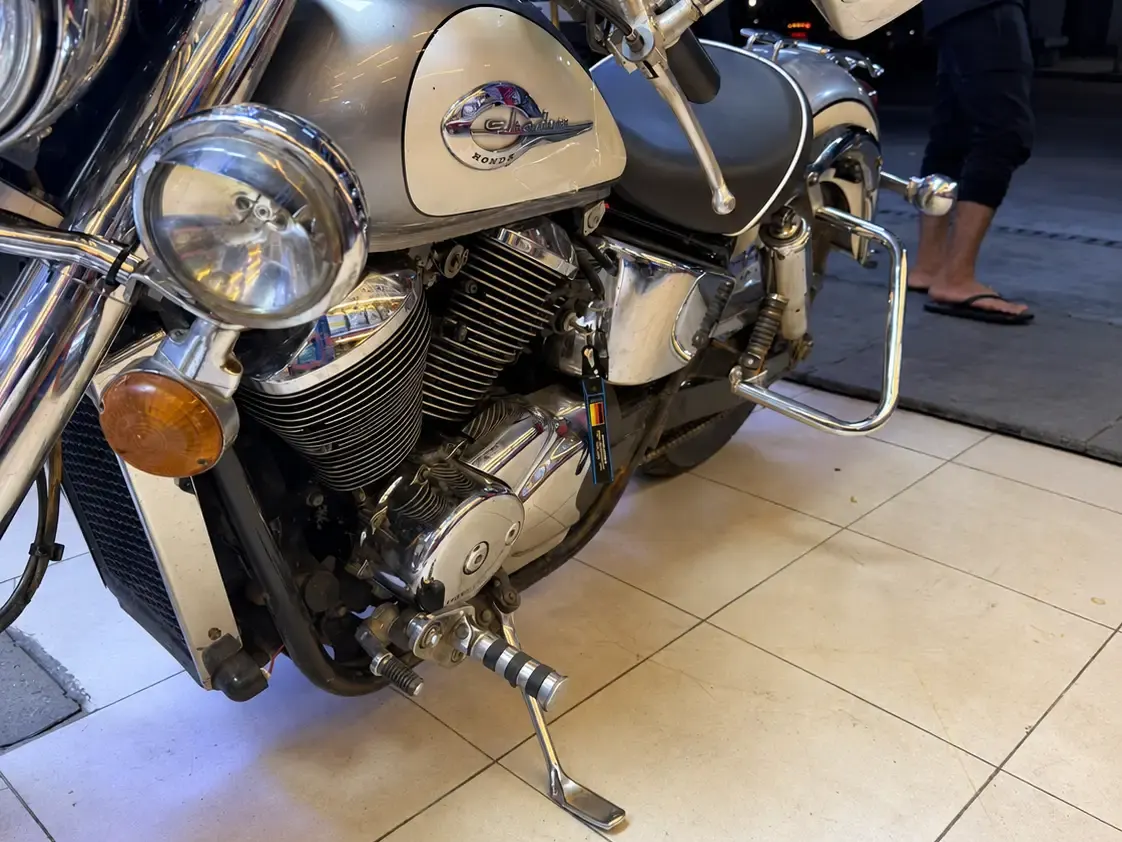 Honda Shadow VT400 3