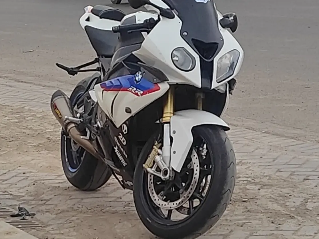 بي إم دبليو إس 1000 آر آر Standard 4
